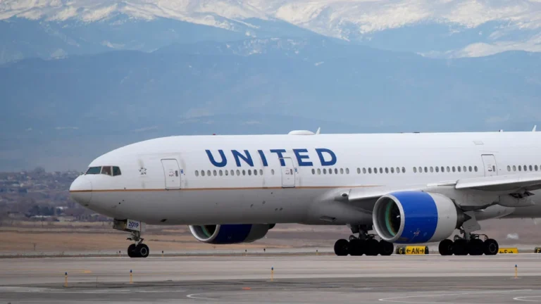 United-Airlines-Flight-UA770-Emergency-Diversion-6